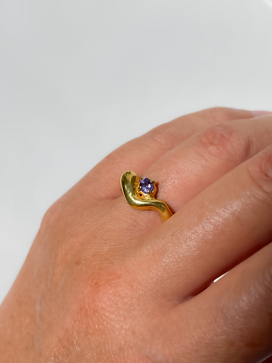 Wave Ring Gold with single Purple Sapphire # 10 | Size 6