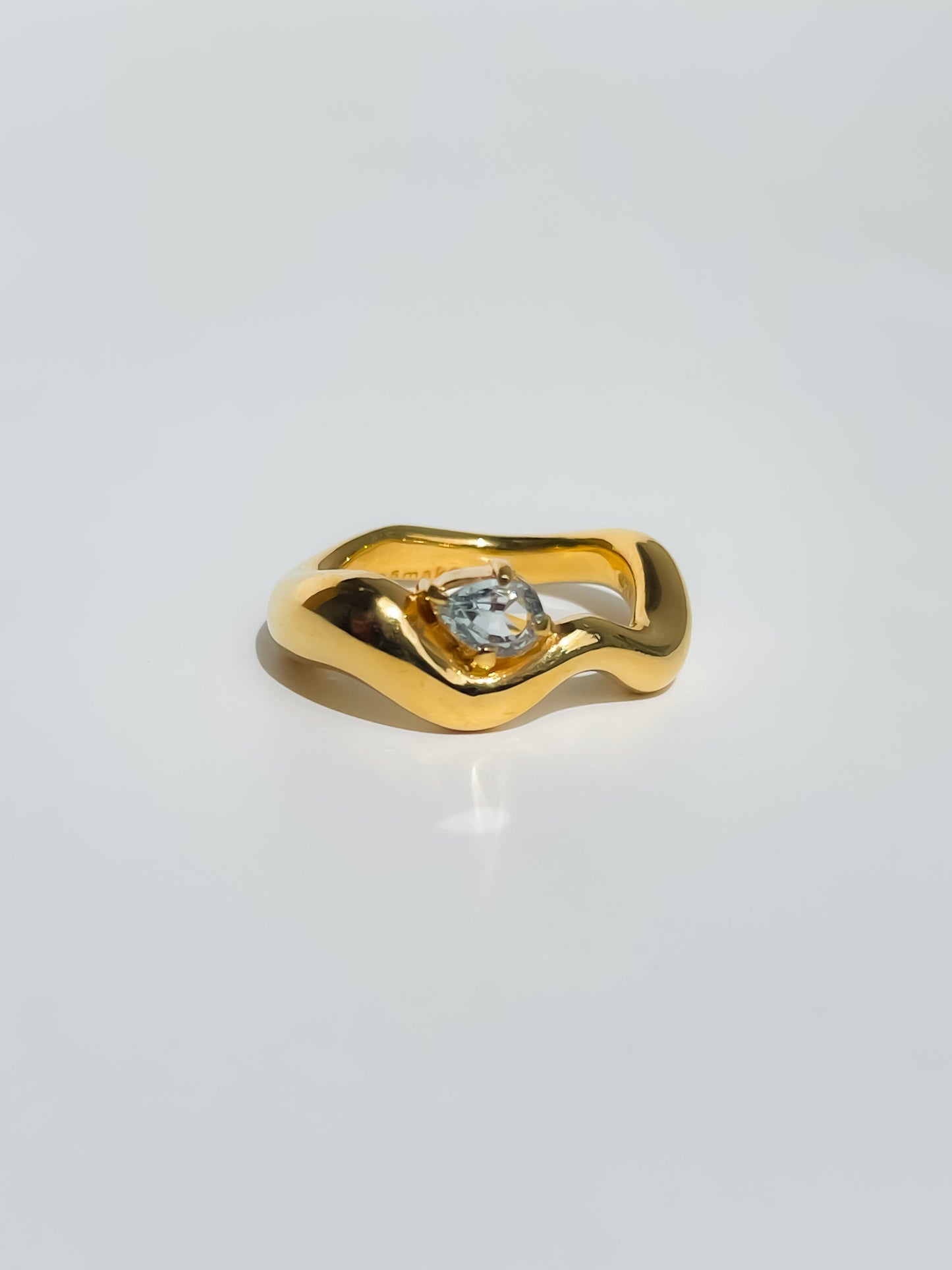 Wave Ring Gold with single Pear Sapphire # 15 | Size 6.5