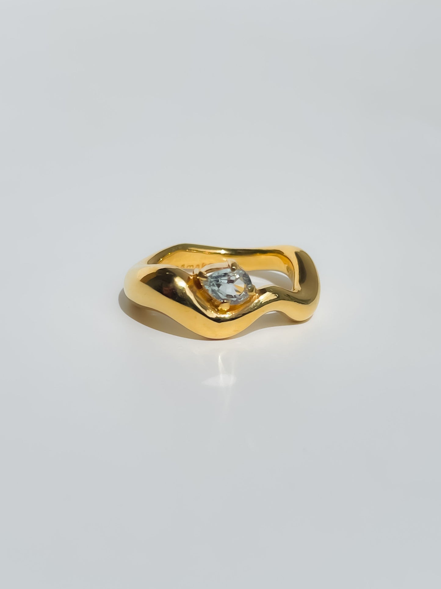 Wave Ring Gold with single Pear Sapphire # 15 | Size 6.5