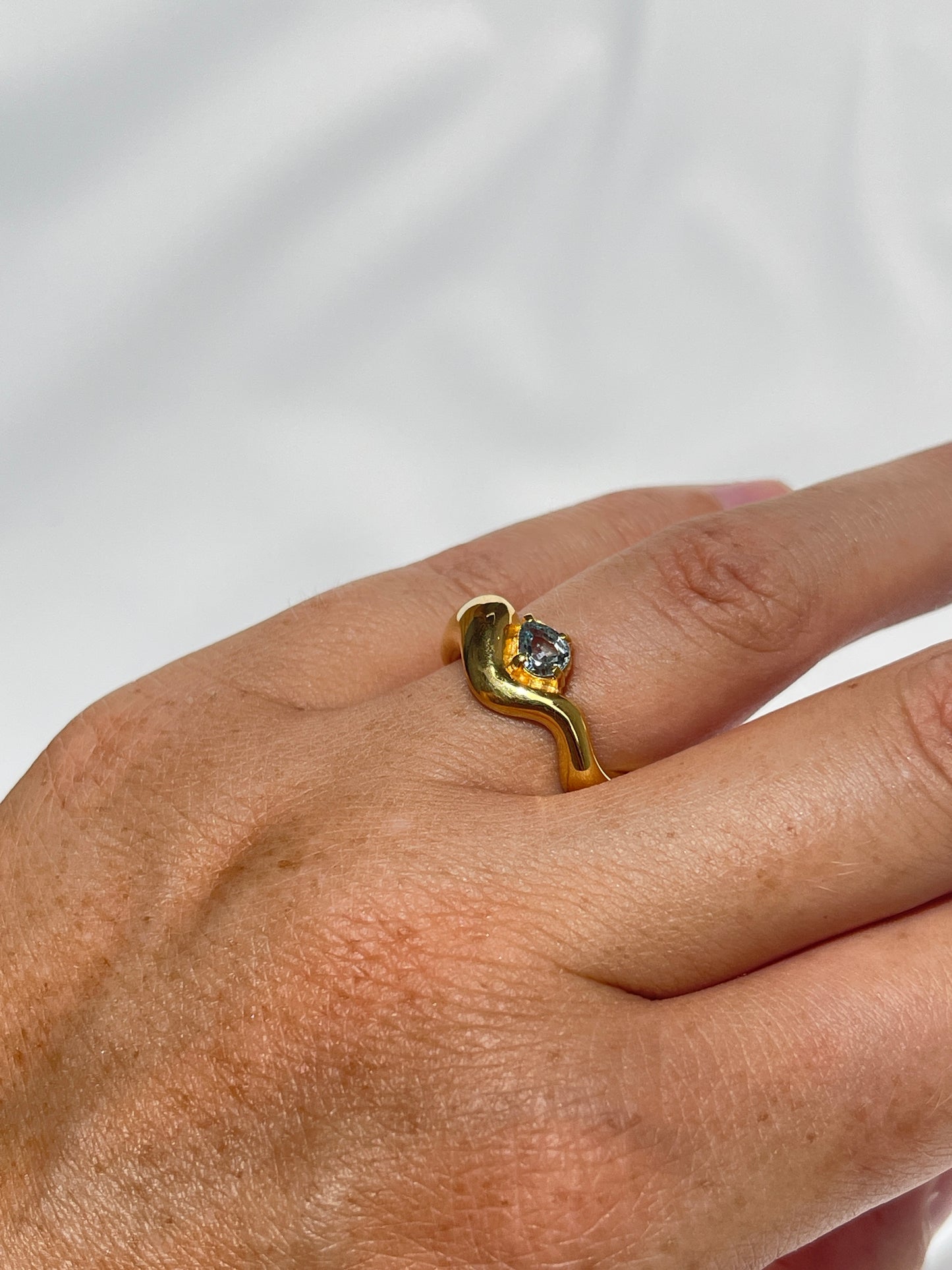 Wave Ring Gold with single Pear Sapphire # 15 | Size 6.5