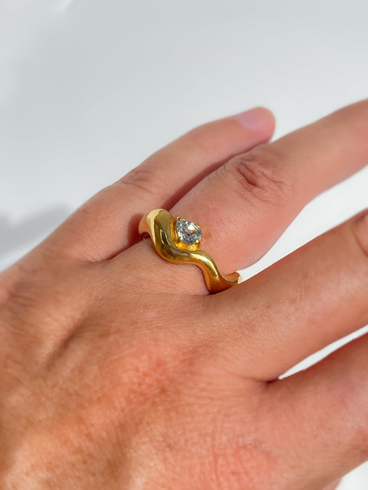 Wave Ring Gold with single Pear Sapphire # 15 | Size 6.5